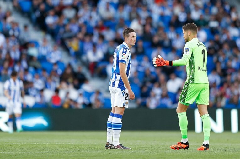 「クボはノルマル（普通）よ」辛口おばあちゃんにバルで遭遇も…カメラマンが撮った久保建英21歳の“軽快ドリブル＋母・祖母のような愛”(11)