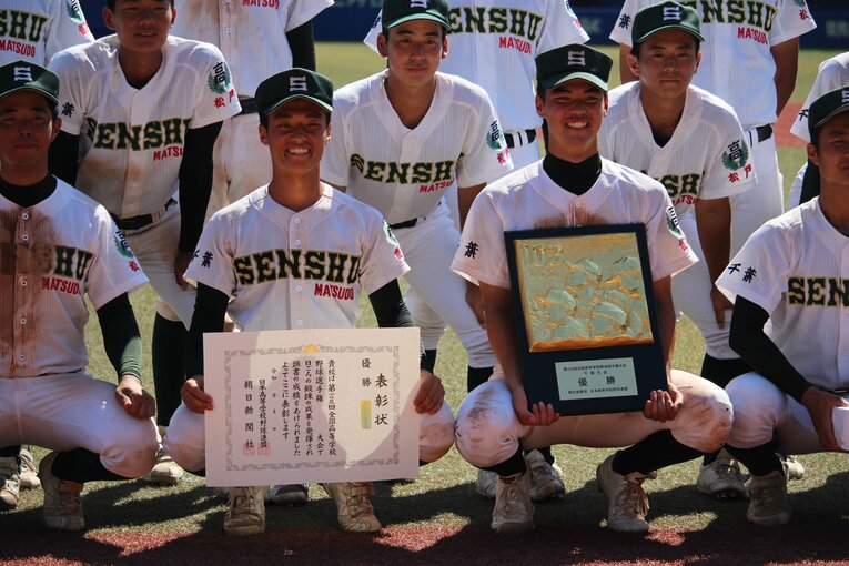 優勝盾を持つ専大松戸・吉岡道泰　©︎Mamu Takagi