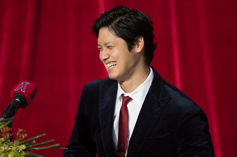 2017年12月、笑顔でエンゼルス入団会見に臨んだ大谷翔平。チームメイト、そして多くのファンが大谷の加入を喜んだ　©Getty Images