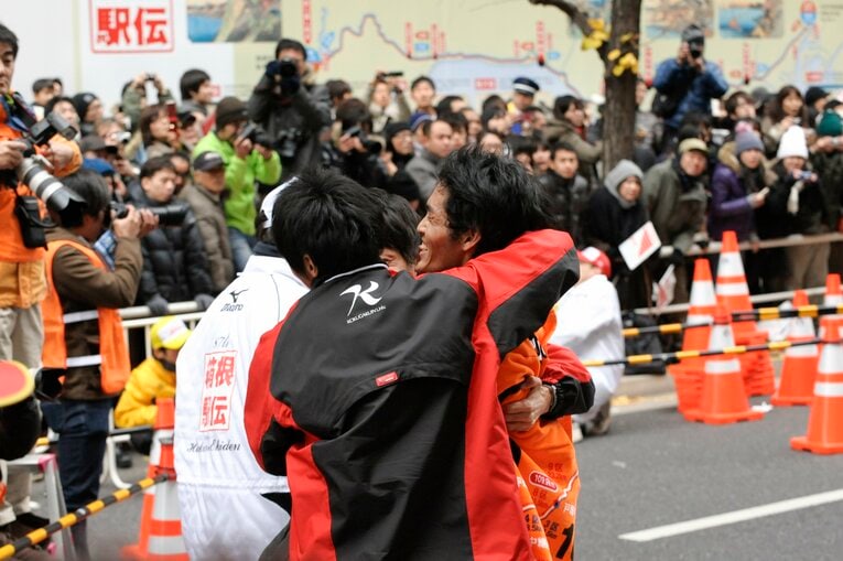 【コース間違えの悲劇／2011年】シード権獲得を伝えられ、國學院大の仲間たちと喜び合う　©Asami Enomoto