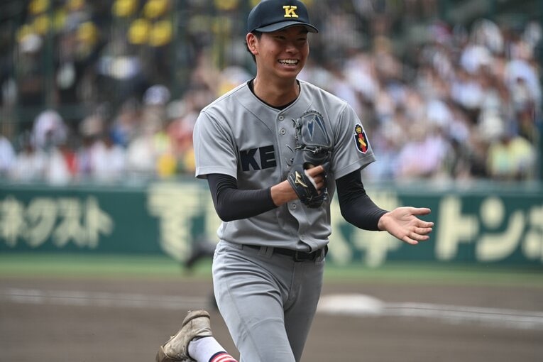 苦しい場面が続くも笑顔でベンチに戻る2年生左腕の鈴木　©Naoya Sanuki