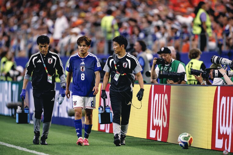 テレビに映らない日本代表vsオランダ撮影写真。久保が負傷した一部始終（写真は右に続きます）　©Kiichi Matsumoto/JMPA