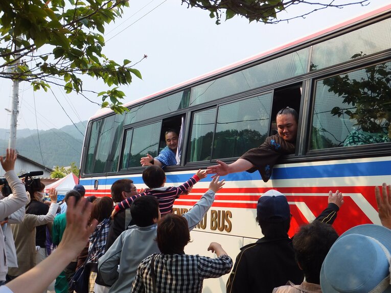 大相撲の“3.11”　被災地を訪れた力士たちの涙と誓い(22)