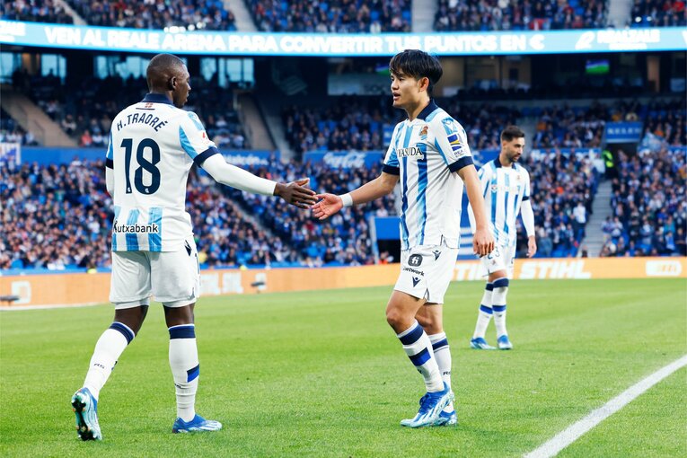 トラオレと手を合わせる久保　©Daisuke Nakashima