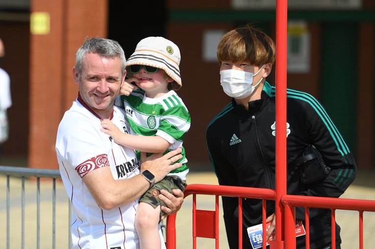 現地サポーターに撮影を求められ、快く対応する古橋　©︎Getty Images