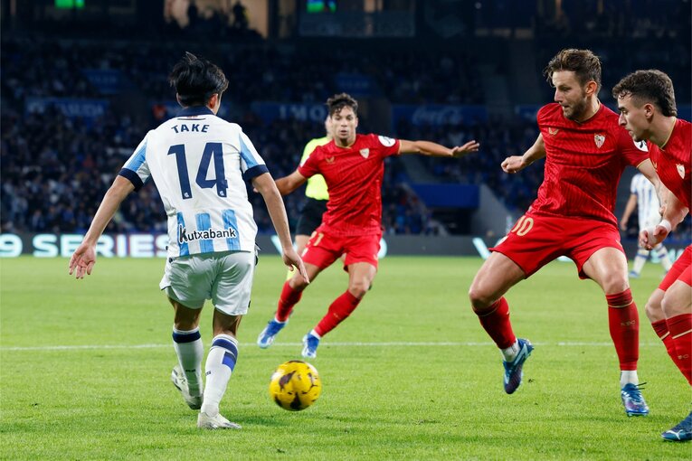 ボックス内の混戦からブライスへパスを出す久保　©Daisuke Nakashima