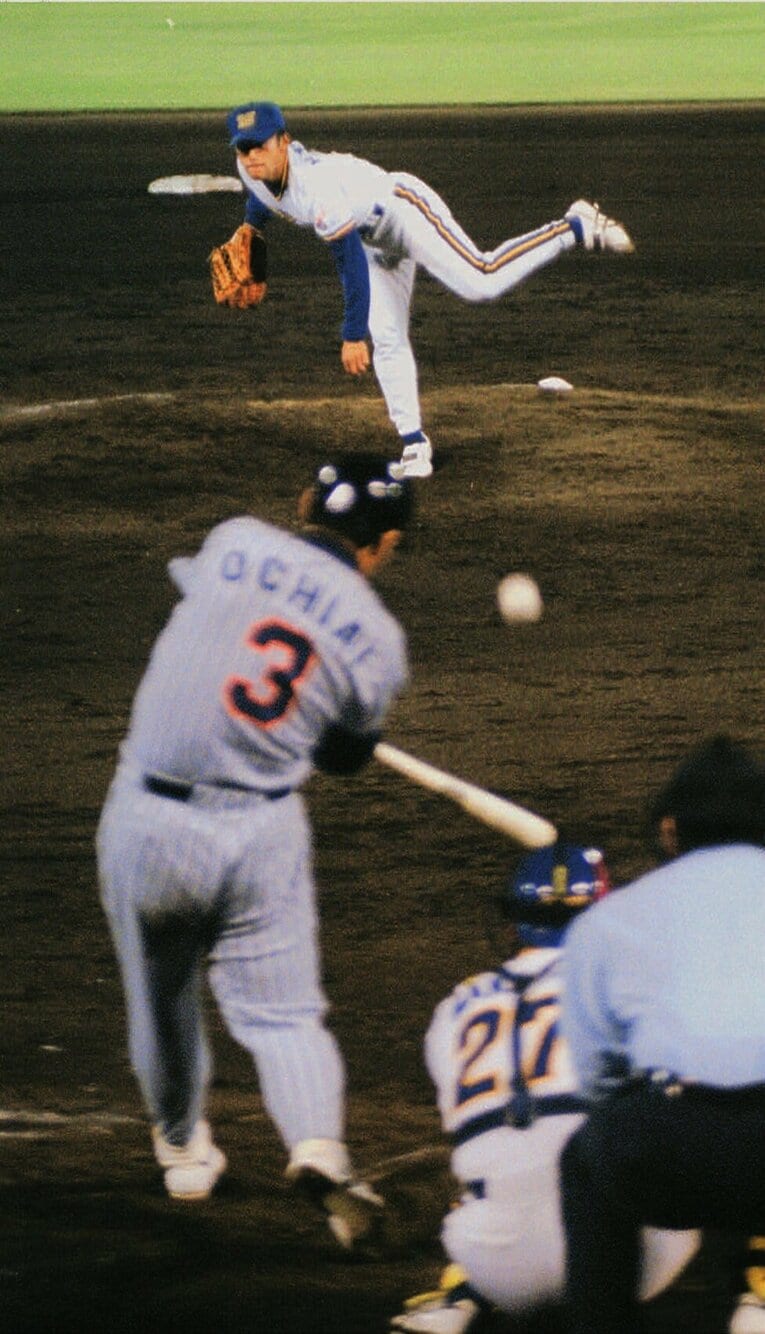 1997年4月18日、オリックス戦で1号3ランを放った日本ハム落合。相手投手の嘉勢敏弘は外野手登録でピッチャーに挑戦していた　©Sankei Shimbun