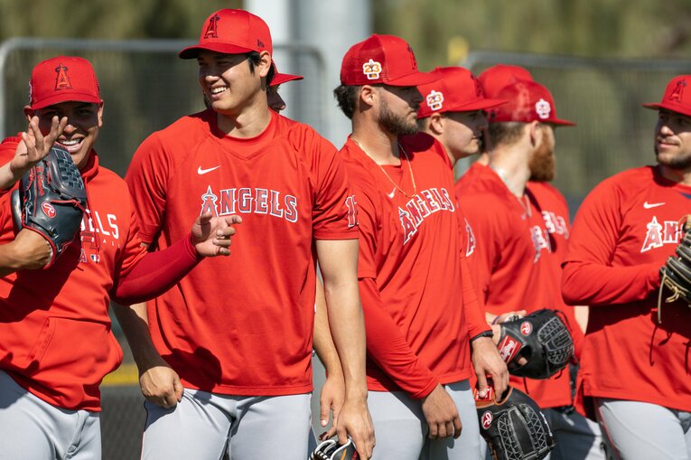 ベネズエラのホセ・スアレス投手と談笑する大谷　©Nanae Suzuki