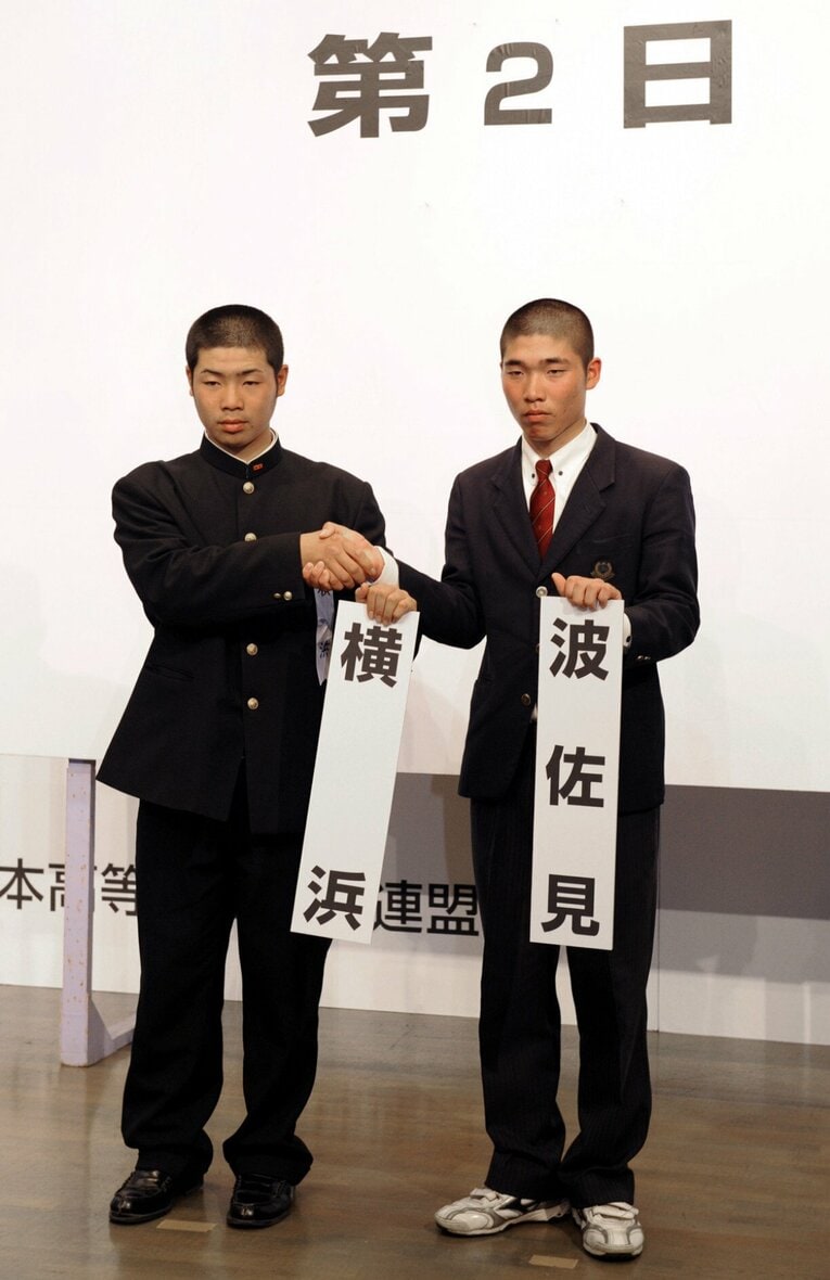 横浜高時代の近藤健介。2011年春のセンバツ抽選会で　　©KYODO