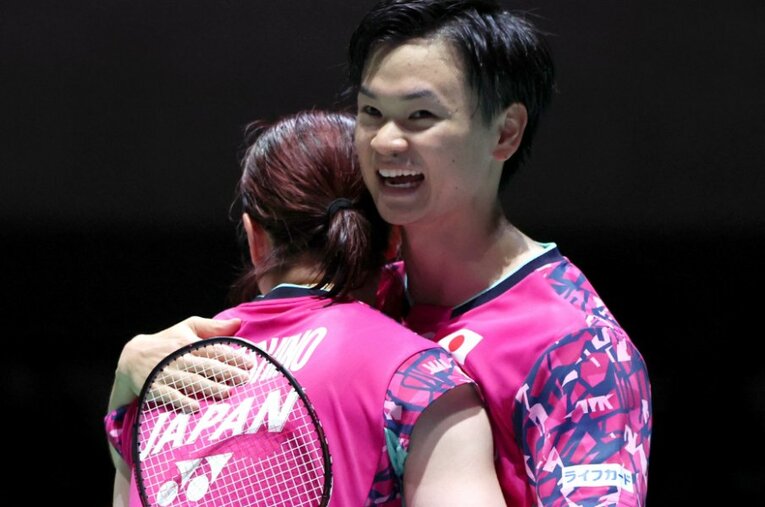 バドミントンジャパンオープン混合ダブルスで優勝を果たし抱き合った渡辺勇大と東野有紗 ／ photograph by JIJI PRESS