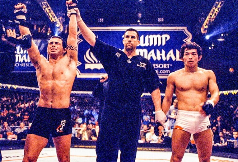 判定は2-0でジェンス・パルヴァー。宇野は惜しくもUFC王座を逃した　©Susumu Nagao