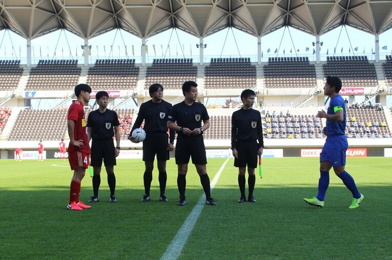 試合前のコイントス　©Takahito Ando