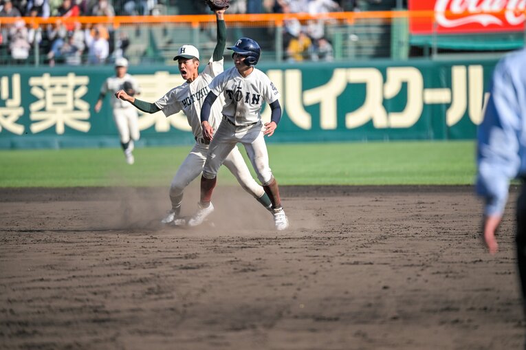 大阪桐蔭戦での盗塁阻止　©Nanae Suzuki