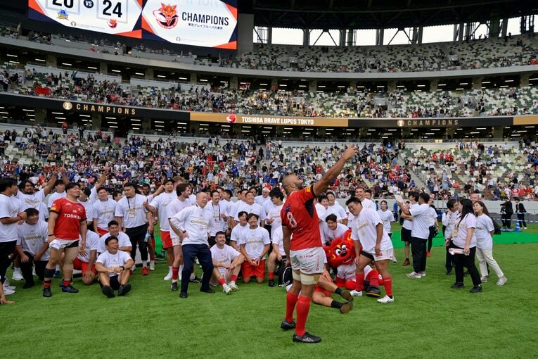 試合後、記念撮影するリーチマイケル　©︎Koki Nagahama/Getty Images