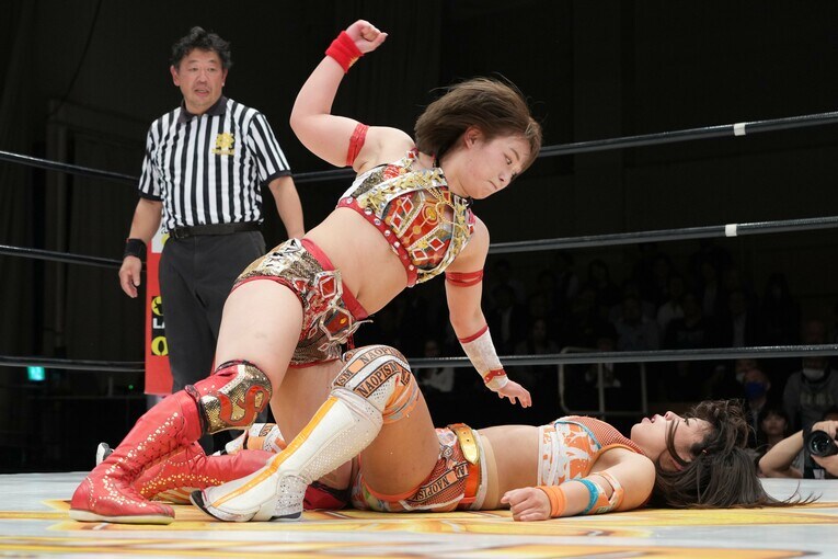 上から石川奈青を殴りつける　©Essei Hara