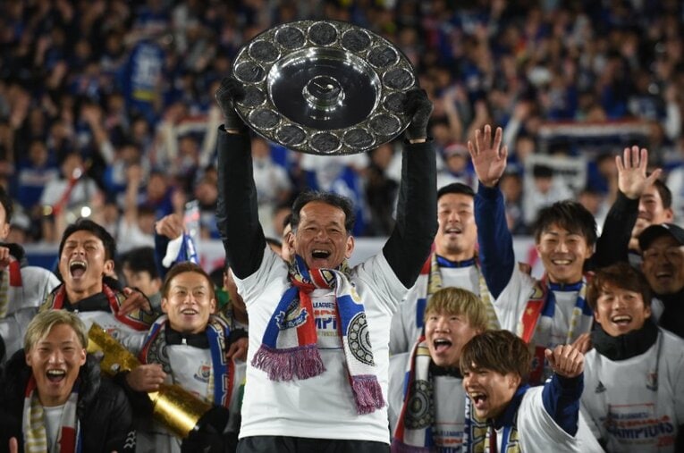 2019年、優勝シャーレを掲げる横浜F・マリノスの松永成立GKコーチ。アタッキングフットボールで大きな役割を担うGK陣を鍛え上げた ／ photograph by Etsuo Hara/Getty Images