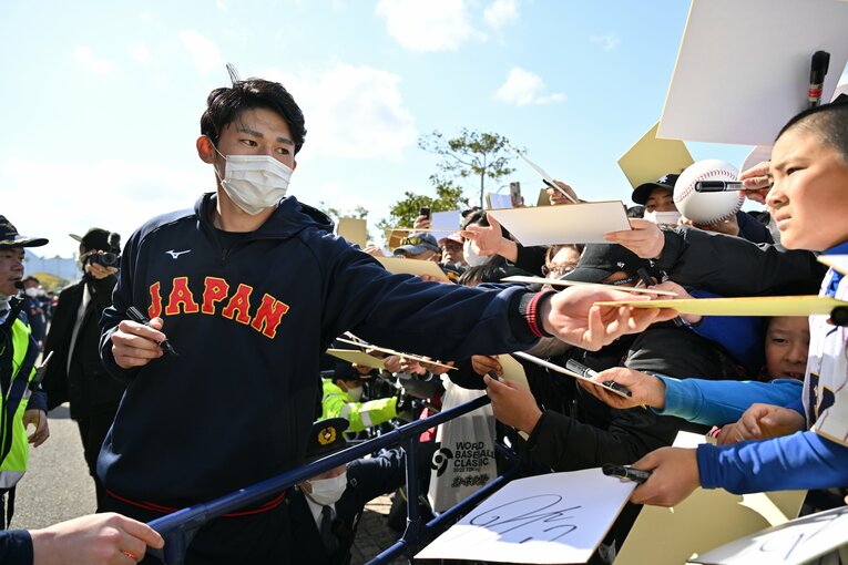 21日、子どもたちを中心に要望に応えていく佐々木 ©Hideki Sugiyama