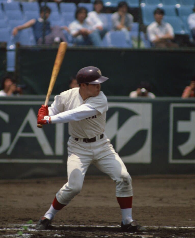 早大時代、スイングをかける岡田　©Shinichi Yamada/AFLO