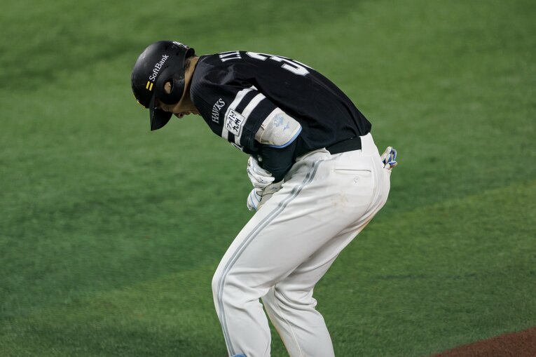延長11回、山本が左前腕にモロに受けた死球の決定的瞬間　©️Kiichi Matsumoto