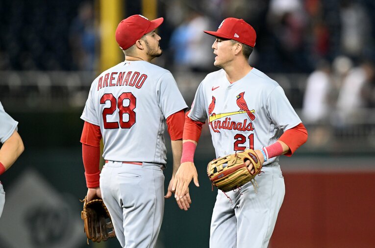 ロッキーズ時代には本塁打王3回、打点王2回の強打者にして守備の達人アレナド（左）とヌートバー　©Getty Images