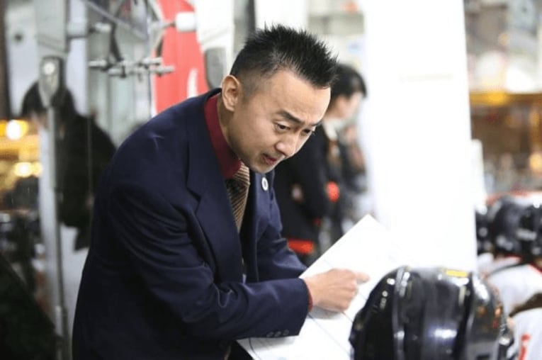 アイスホッケーのユース年代の育成に携わる若林氏　©︎Hiroki Wakabayashi