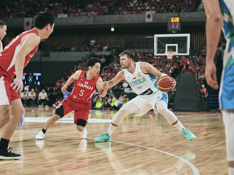 W杯前の強化試合・スロベニア戦でドンチッチ（右）とマッチアップする河村　©︎Yuki Suenaga