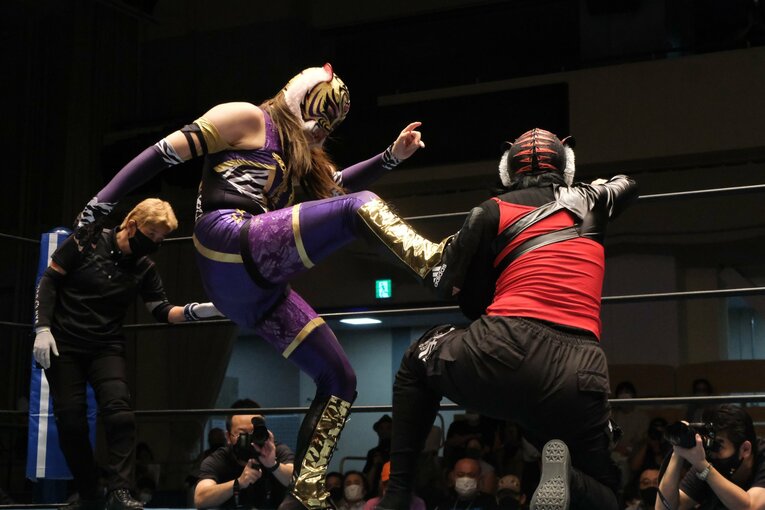 タイガー・クイーンを激怒させた“ヒール殺法”…乱入に凶器攻撃、待望のライバルは何でもありの“闇の軍団”？(53)