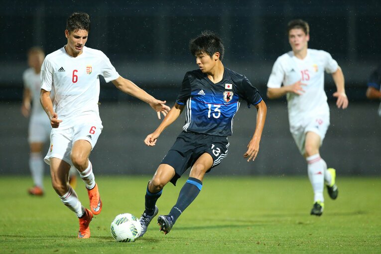 2016年のU-16インターナショナルドリームカップで、中村敬斗はソボスライとマッチアップしていた　©YUTAKA/AFLO SPORT