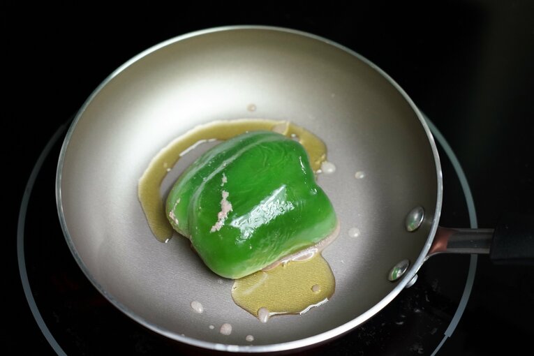 ピーマンがアメリカサイズ　©︎Shizuka Minami