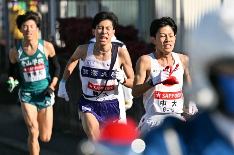 2023年の箱根駅伝“花の2区”。中央大・吉居大和、駒澤大・田澤廉、青山学院大・近藤幸太郎による「三つ巴」の名勝負となった ／ photograph by JIJI PRESS