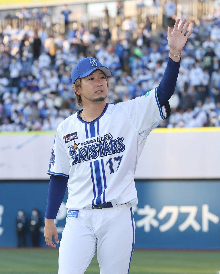 4月9日、ヒーローインタビュー後に声援に応える三嶋　©Sankei Shimbun