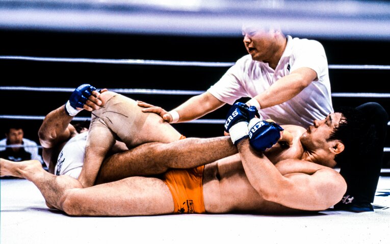 「PRIDE.3」で対戦したカーロス・ニュートンに足関節を仕掛ける桜庭。同試合も腕十字で勝負を決めた