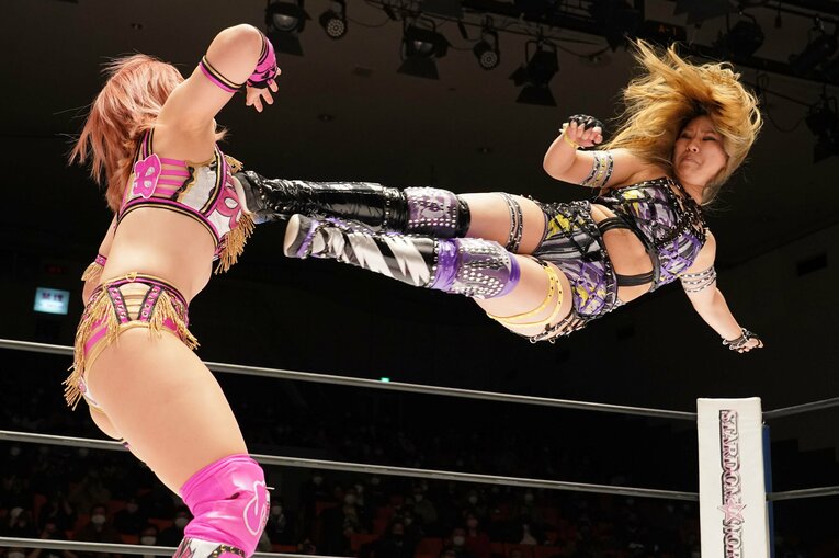 渡辺桃のドロップキック