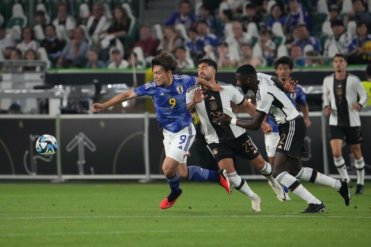 最前線で体を張った上田綺世　©Masashi Hara