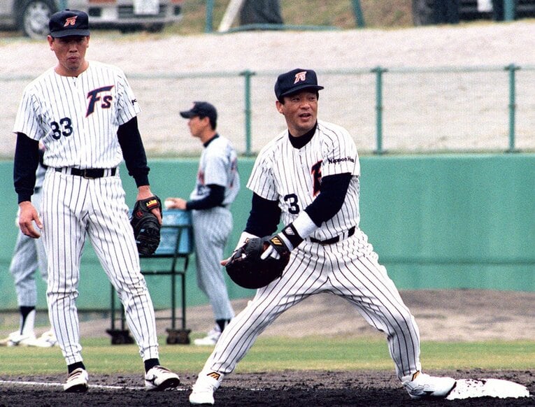 1997年2月、春季キャンプで一塁の守備練習をする落合　©KYODO