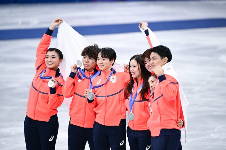 フィギュア団体で銀メダルを獲得した日本チーム　©Asami Enomoto／JMPA