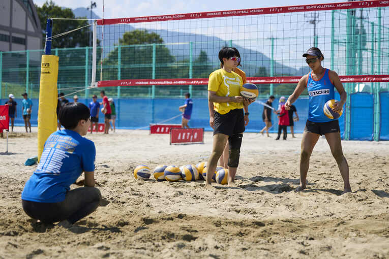 学生の指導を行う村上めぐみ　©Kenji Yamada