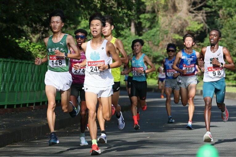筑波大・川崎（244番）についた前田（左）　©Shigeki Yamamoto