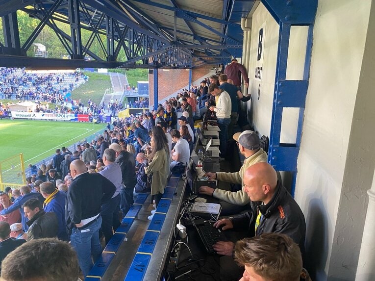 記者席がものすごく狭い！　©Atsushi Iio