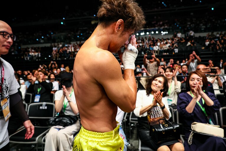 ファンの前で申し訳なさそうに手を合わせる金原　©RIZIN FF Susumu Nagao