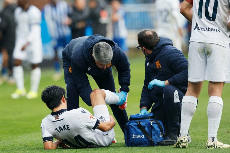 久保建英22歳ケガの悲運→相手DFが痛めた足をストレッチ、“元恩師”の敵将も心配そうに…撮影者が肌で感じる「バスク対決、タケへの敬意」(3)