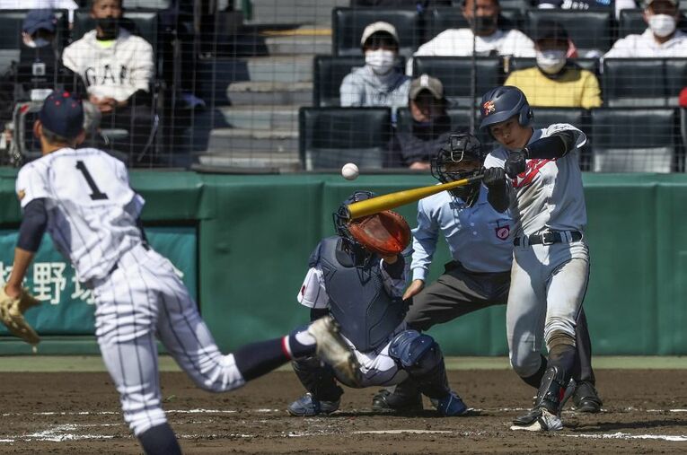 7回表京都国際1死満塁、1番武田侑大（ショート）が中堅に走者一掃の三塁打を放つ。武田は捕手として入部し、昨秋はレフトを守っていた ／ photograph by KYODO