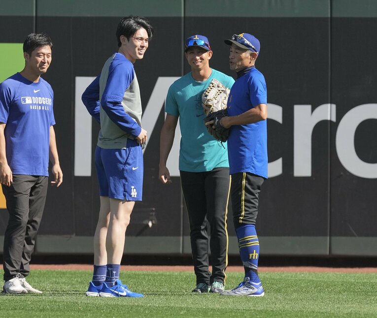 ドジャース戦の前、佐々木朗希と談笑するイチローさんと福田秀平コーチ　©︎Sankei Shimbun