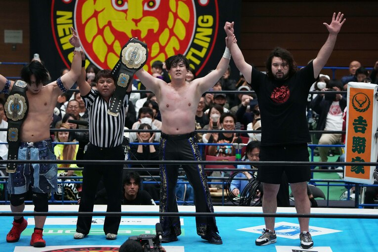 マスター・ワトらと手をあげるウルフアロン　©Essei Hara