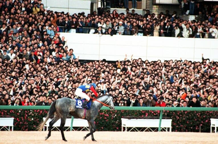 1990年の有馬記念、武豊を背にラストランで“奇跡の復活”を果たしたオグリキャップ。中山競馬場は「オグリコール」に包まれた ／ photograph by Sankei Shimbun