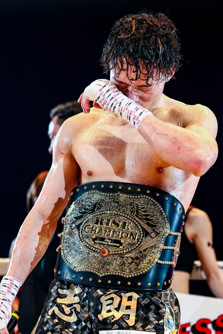 RISEのベルトを巻き、感極まる志朗　©Susumu Nagao