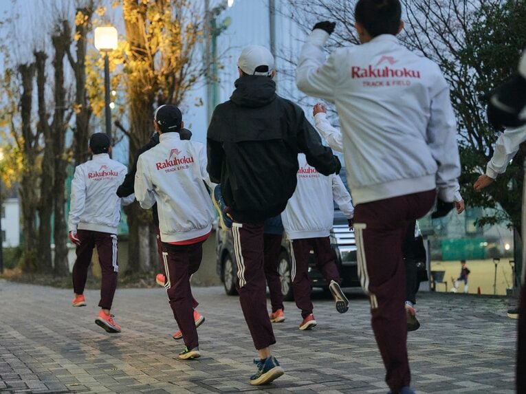 集合が終わると動きづくりのドリルとウォーミングアップに。校内のわずかなスペースを利用して行う　©Yuki Suenaga