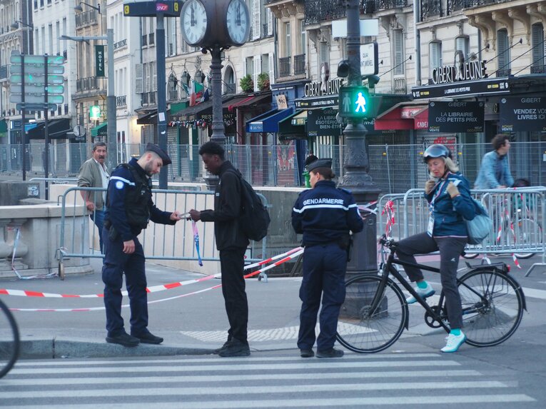 セーヌ川沿いの通りに入るためには、フランス内務省が発行するQRコードが必要になる　©Yu Saito