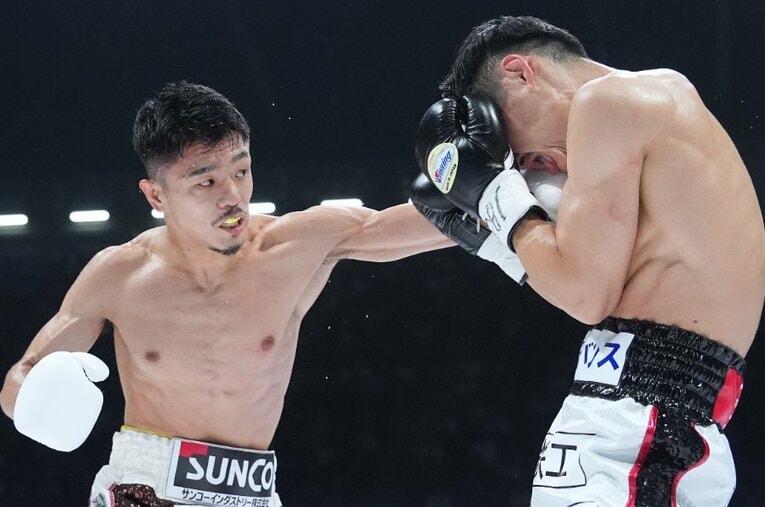 西田凌佑に左ストレートをねじ込む中谷潤人 ／ photograph by Naoki Fukuda