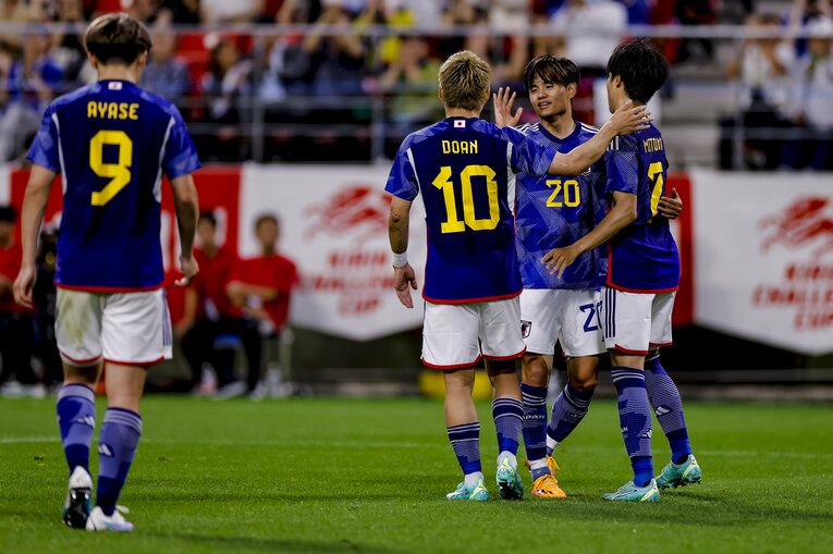 三笘、久保らとも楽しそうにハイタッチする堂安（全3枚中の2枚目）　©Kiichi Matsumoto